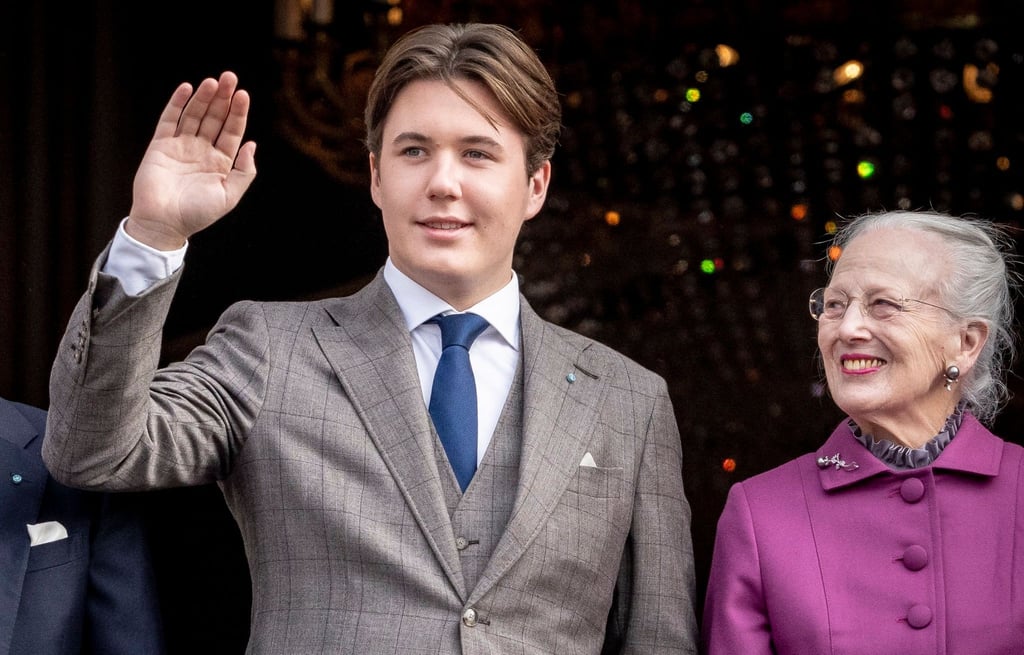 Prinz Christian neben Königin Margrethe II. von Dänemark an seinem 18. Geburtstag auf Schloss Amalienborg.