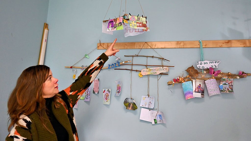Kunstlehrerin Cindy Hochgrebe ist ganz begeistert von den fantasievoll gestalteten Mobiles ihrer Schüler.