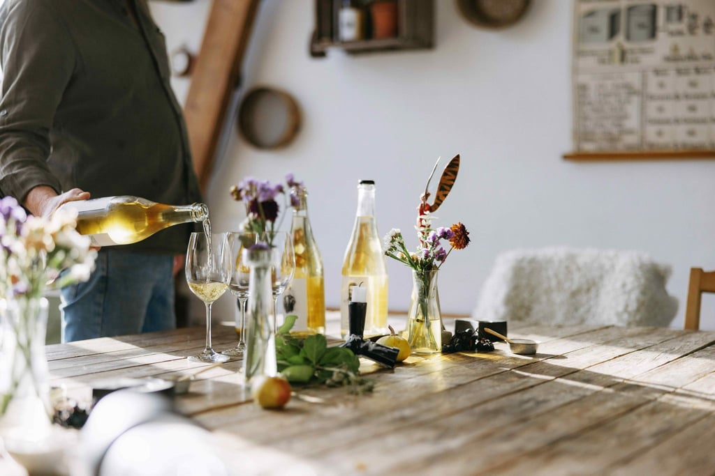 Ein Schlückchen gefällig? Weinverkostungen, wie hier bei Hällåkra, sind eine Selbstverständlichkeit. Nur vor Ort kaufen darf man den Wein nicht.