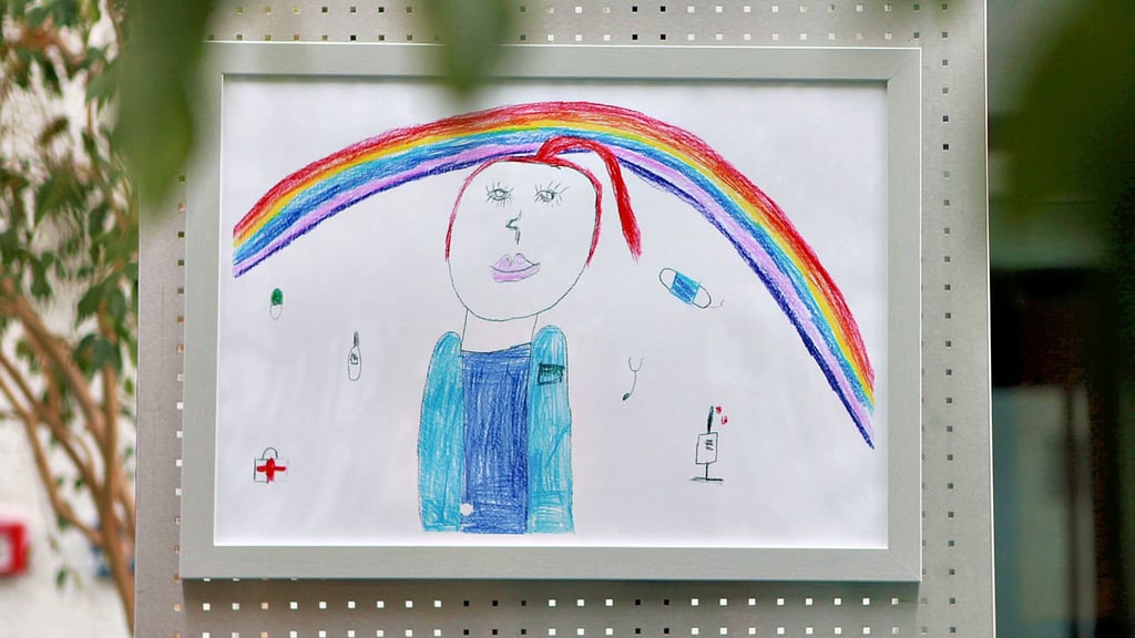 Die Ausstellung "Mit anderen Augen: Kinder malen Krankenschwestern" im Goitzsche Klinikum zeigt kindliche Perspektiven auf das Pflegepersonal.
