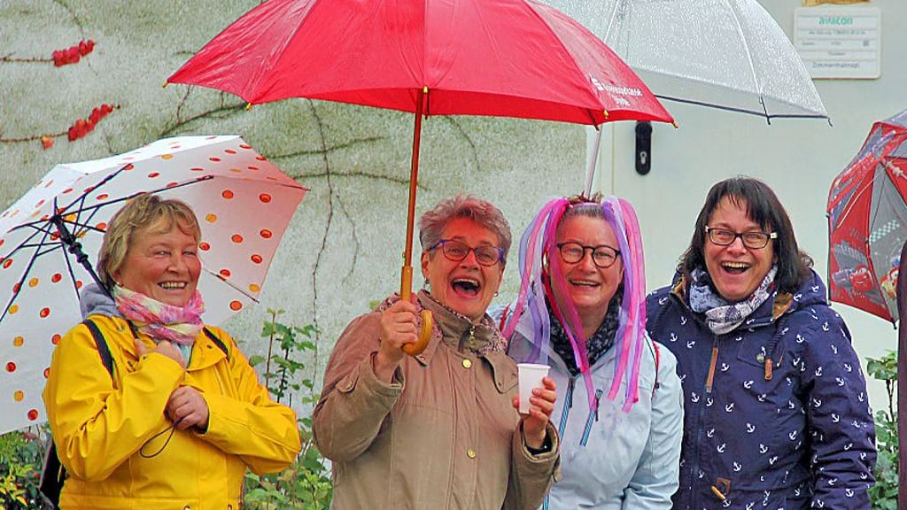 Das bisschen Nieselregen störte in Eilsleben allenfalls die Konfettikanone, jedoch nicht die Karnevalsfreunde.