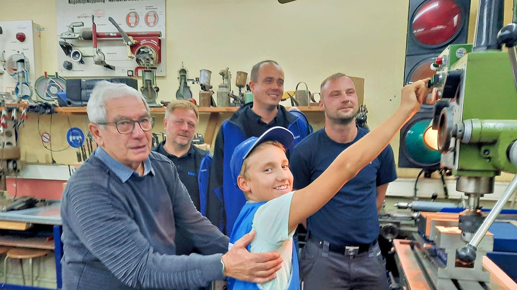 Der Vereinsvorsitzende Dietmar Rau und das junge Vereinsmitglied Max Hillebrenner freuen sich über die Bohr- und Fräsmaschine, die ihnen die Mitarbeiter der Firma Röchling Thomas Schmoranzer, Michael Richter und Marco Rosche (im Hintergrund von links nach rechts) gespendet haben.