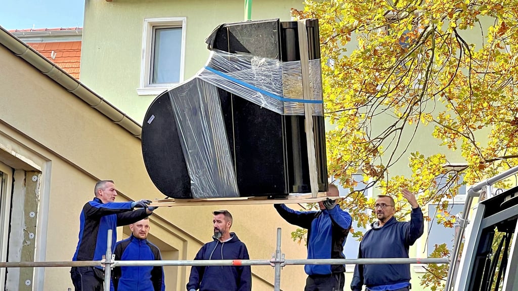 Knifflige Angelegenheit: Zwölf Flügel und sechs Klaviere werden in die sanierte Musikschule im Bitterfelder Ratswall zurückgebracht.