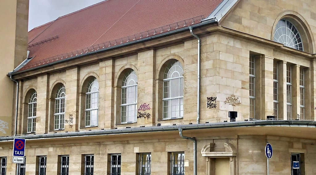 Schmierereien an der Sandsteinfassade des sanierten Bahnhofs in Zeitz sorgen für Ärger und Wut. Die Beseitigung wird aufwendig und teuer.