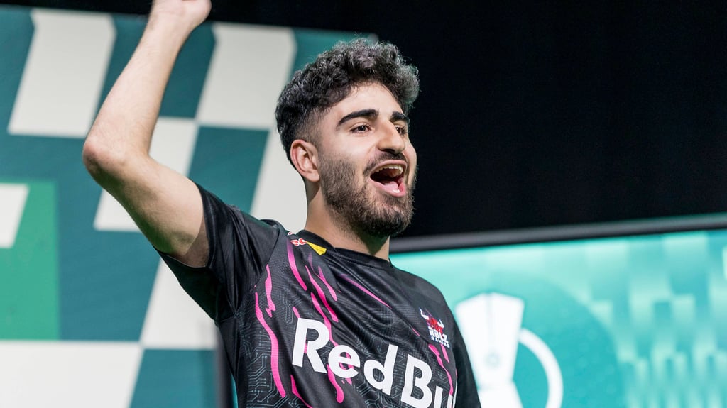 Umut Gültekin freut sich über den Gewinn des DFB ePokal.