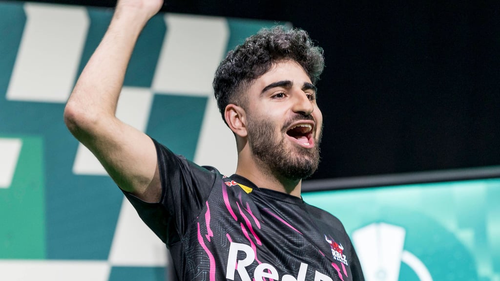 Umut Gültekin freut sich über den Gewinn des DFB ePokal.