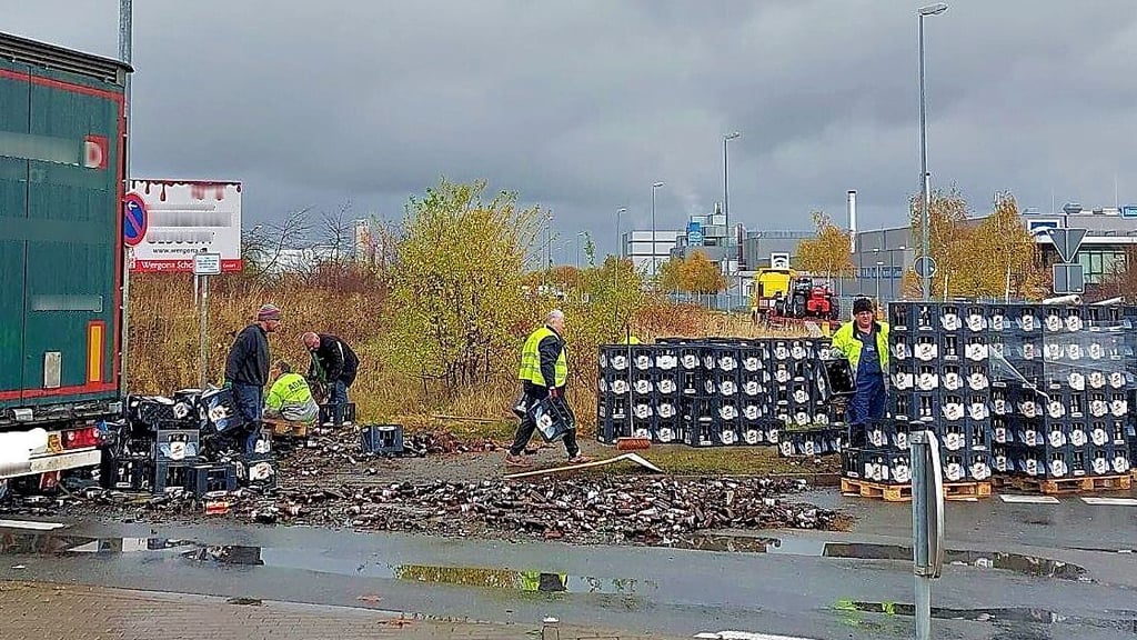 Vor der Hasseröder Brauerei in Wernigerode ist am Mittwoch, 15. November, ein mit Bierflaschen beladener Lkw verunfallt.