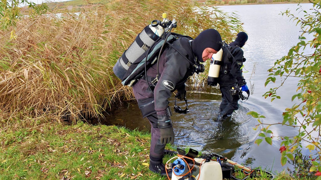 Die Unterwasserarchäologen machen sich bereit für einen Tauchgang am Süßen See.