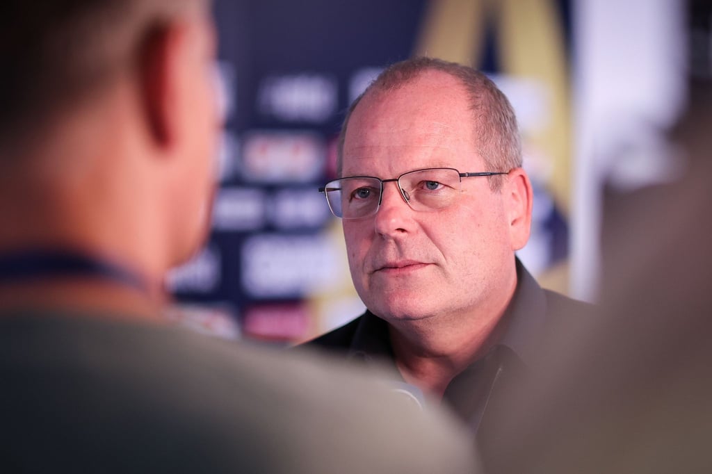 Geschäftsführer Marc-Henrik Schmedt gibt ein Interview.