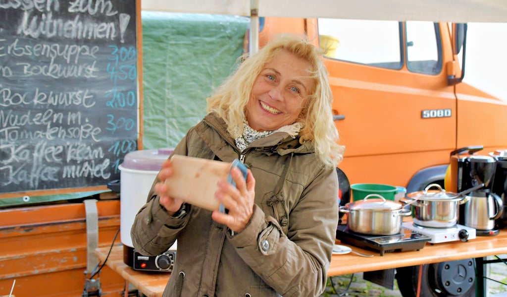 Kordula Dahm aus Kakerbeck ist das Gesicht des Oebisfelder Wochenmarkt und hat immer ein offenes Ohr für ihre Kunden. Gemeinsam mit ihrem Mann betreibt sie die Feldküche und verkauft nicht nur Erbsensuppe. Hier vermischt sie gerade eine Portion Milchreis mit Zucker und Zimt.