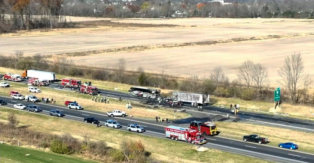 Rettungskräfte arbeiten am Unfallort auf der Interstate 70.