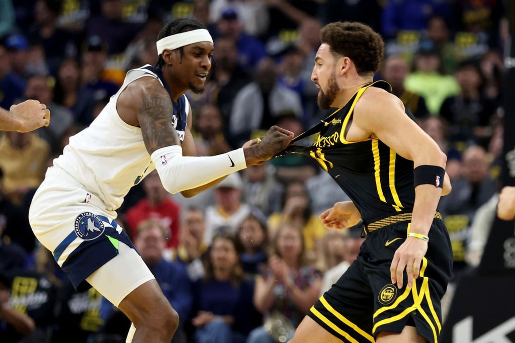 Minnesota Timberwolves-Stürmer Jaden McDaniels (l) und Golden State Warriors-Guard Klay Thompson geraten aneinander.