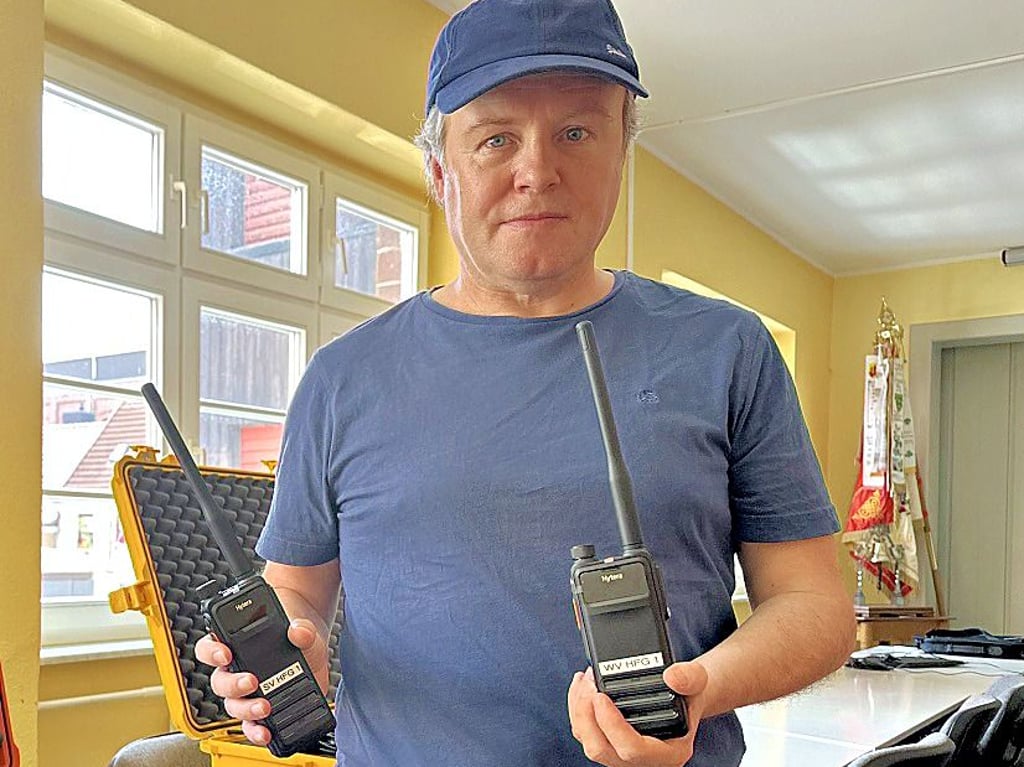 Burgs zuständiger Fachbereichsleiter Jens Vogler mit den neuen digitalen Funkgeräten.