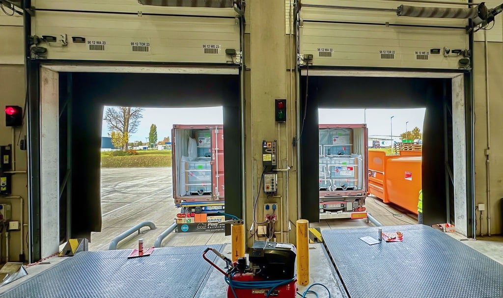 Vom Finsterwalder-Logistiklager in Halle werden Kunden in Europa beliefert. Die Güter transportieren Lkw, für die ab Dezember eine höhere Maut fällig wird.