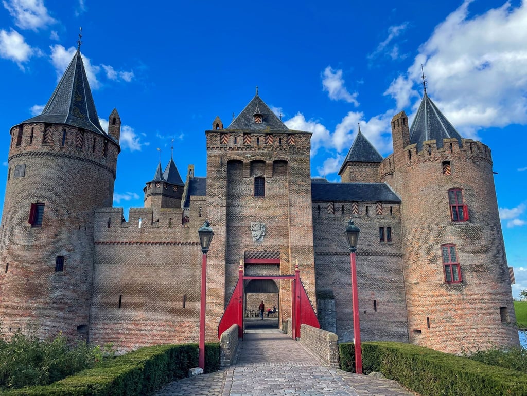 Das Muiderslot bei Amsterdam gilt als eine der besterhaltenen mittelalterlichen Burgen in den Niederlanden.