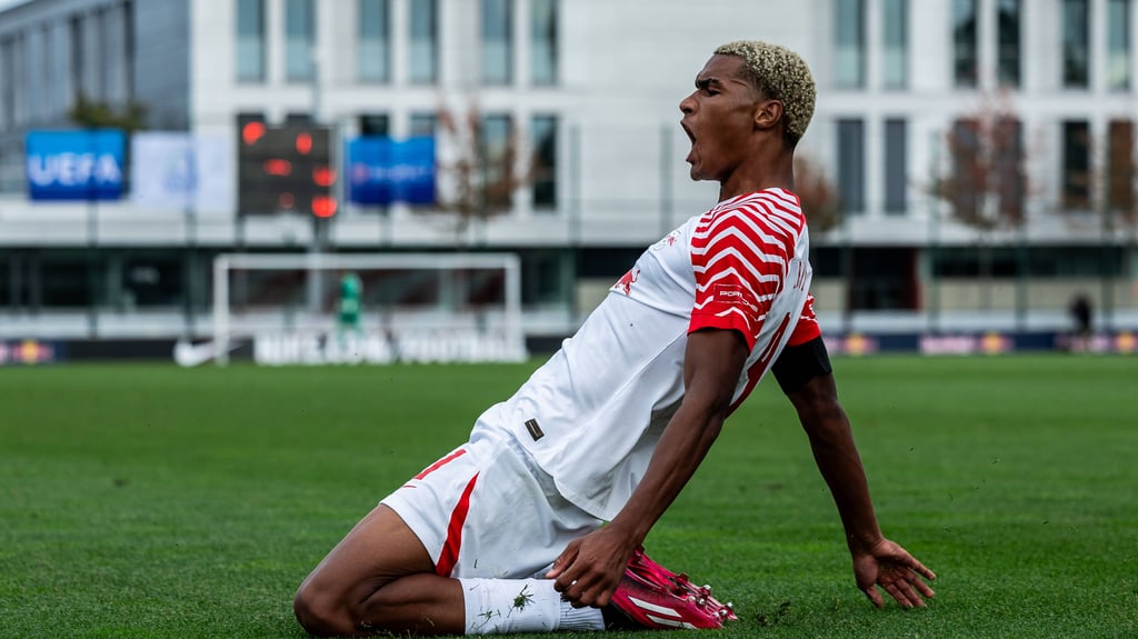 Yannick Eduardo feiert sein Tor gegen die U19 von Manchester City.