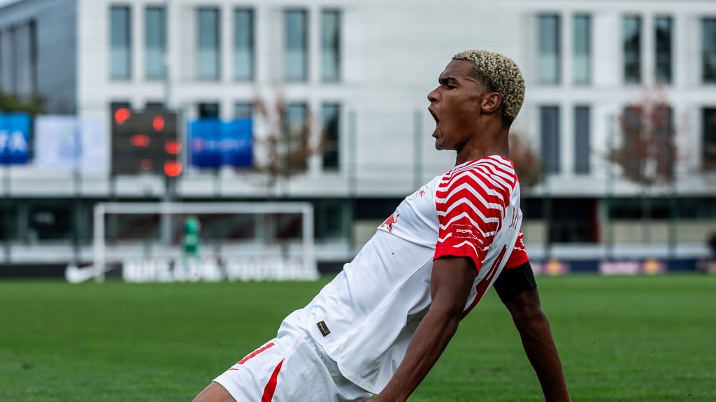 Yannick Eduardo feiert sein Tor gegen die U19 von Manchester City.