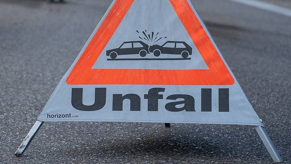 Zwischen Irxleben und der A14 kam es auf der B1 am frühen 15. November zu einem Unfall. Ein LKW und ein Transporter stießen frontal zusammen. Die Aufräumarbeiten dauern an.