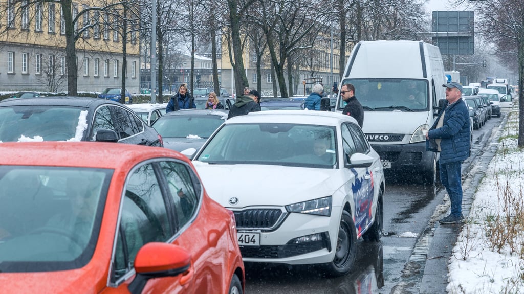 Staus auf der Jahnallee - hier aufgrund einer Protestaktion der Letzten Generation - sollen&nbsp;bei RB-Spielen künftig ein Ende haben.