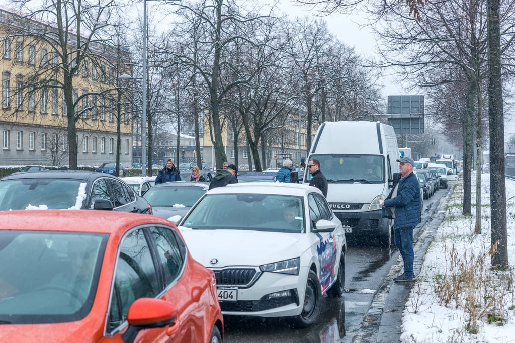 Staus auf der Jahnallee - hier aufgrund einer Protestaktion der Letzten Generation - sollen bei RB-Spielen künftig ein Ende haben.