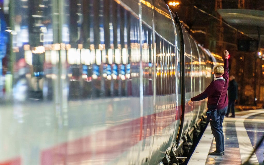 Bahn-Reisende müssen sich ab Mittwochabend auf viele Zugausfälle und Verspätungen einstellen. Die Lokführergewerkschaft GDL hat einen ersten bundesweiten Warnstreik in der diesjährigen Tarifrunde angekündigt.