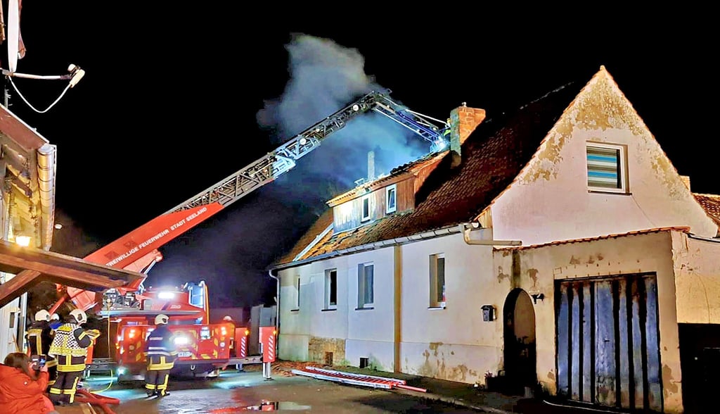 Mehr als 50 Kameraden aus dem ganzen Seeland mussten Anfang diesen Jahres einen Dachstuhlbrand in Gatersleben löschen.