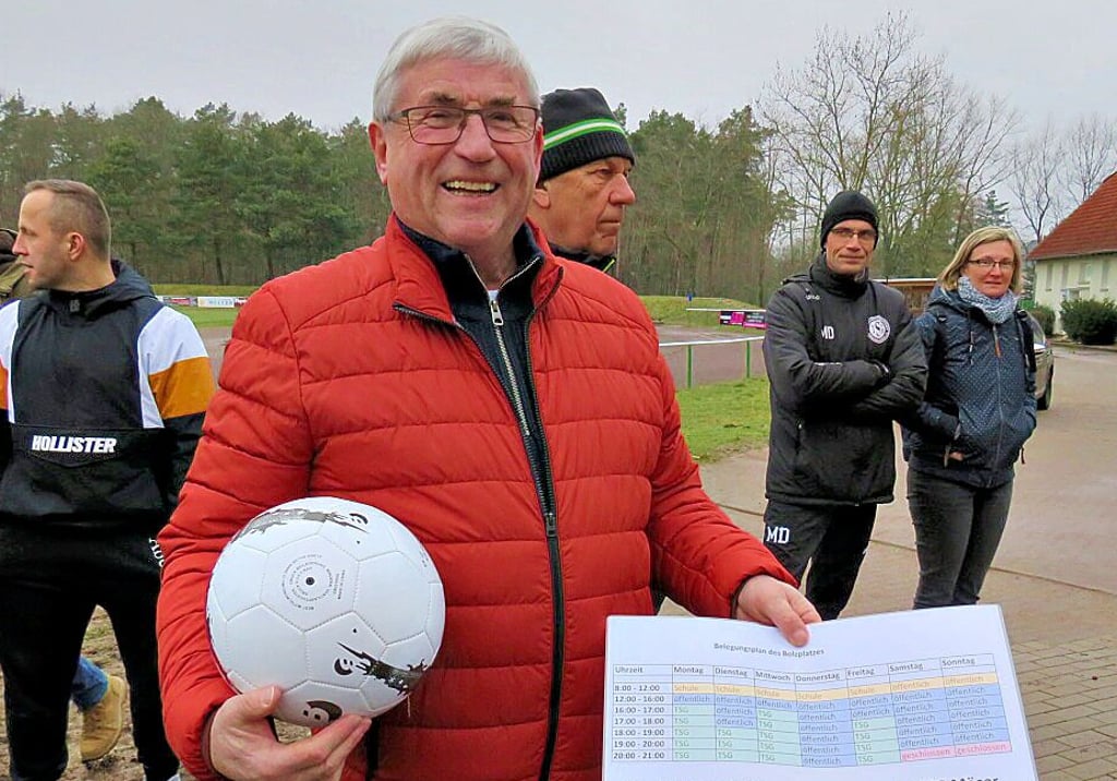 Burghard Klein, Vorsitzender der TSG Grün-Weiß Möser, ist für sein Engagement mit dem Bürgerpreis 2023 der Gemeinde Möser ausgezeichnet worden. Hier eine Aufnahme auf dem neuen Bolzplatz.