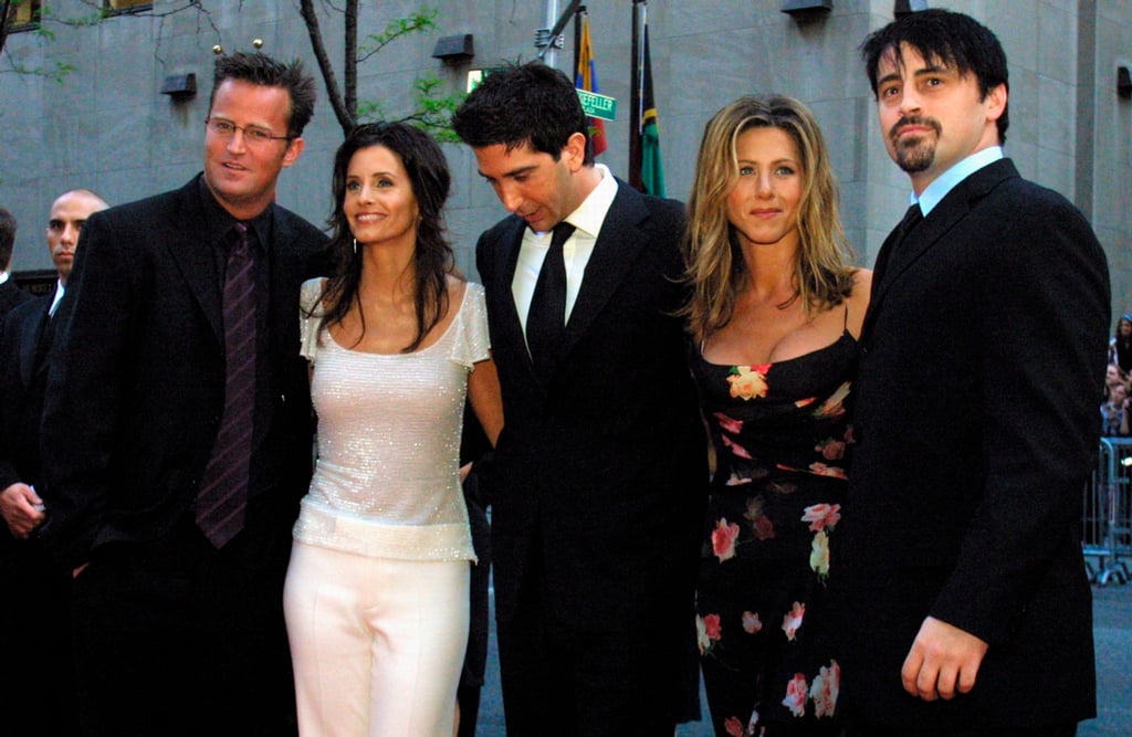 Matthew Perry (l) und Courteney Cox spielten in der Serie „Friends“ ein Paar.