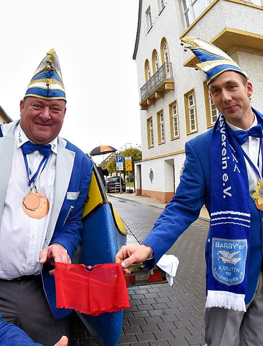 Delikat und pragmatisch: Ein roter Damen-Panty als „Fahne“ am Bootsheck.