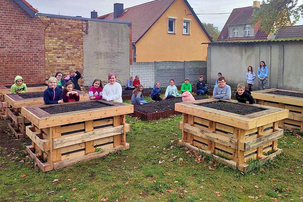 Im Schulgarten in Greppin gibt es nun mehrere Hochbeete und auch ebenerdige Exemplare. Die Mädchen und Jungen bedanken sich dafür.