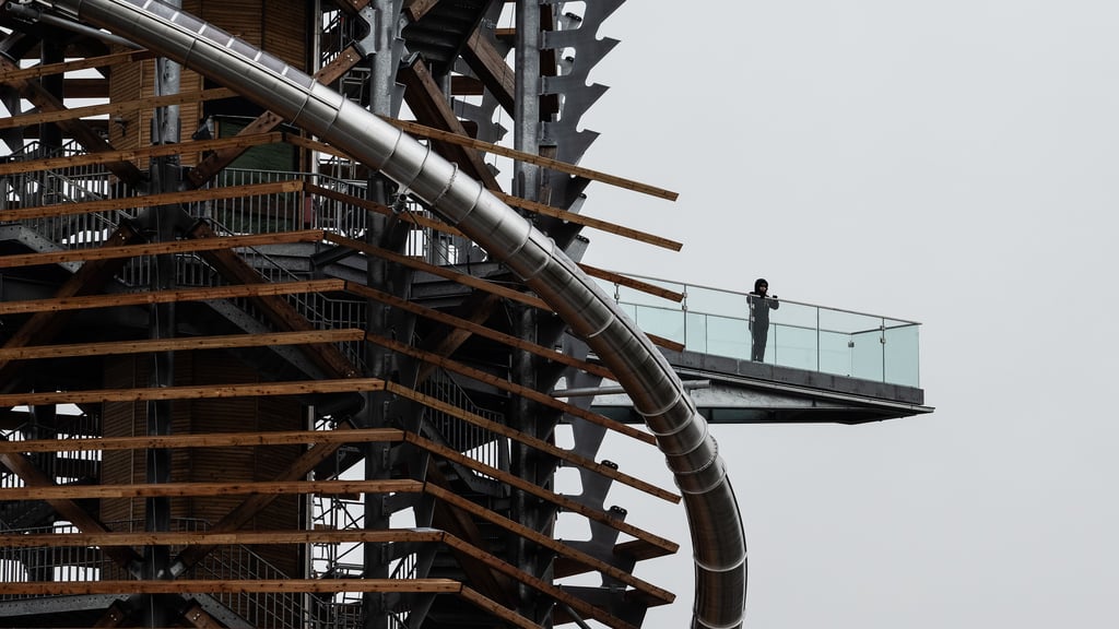 Der Harzturm wurde am 2. November eröffnet - allerdings noch nicht komplett. Derzeit ist der Harzturm noch eine Baustelle. Die Rutsche "Rasantia", die um den Aussichtsturm im Harz herumführt, muss noch fertig gestellt werden.