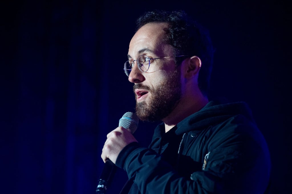 Der Pianist Igor Levit spricht beim „Berlin Climate Aid“-Konzert am Brandenburger Tor.