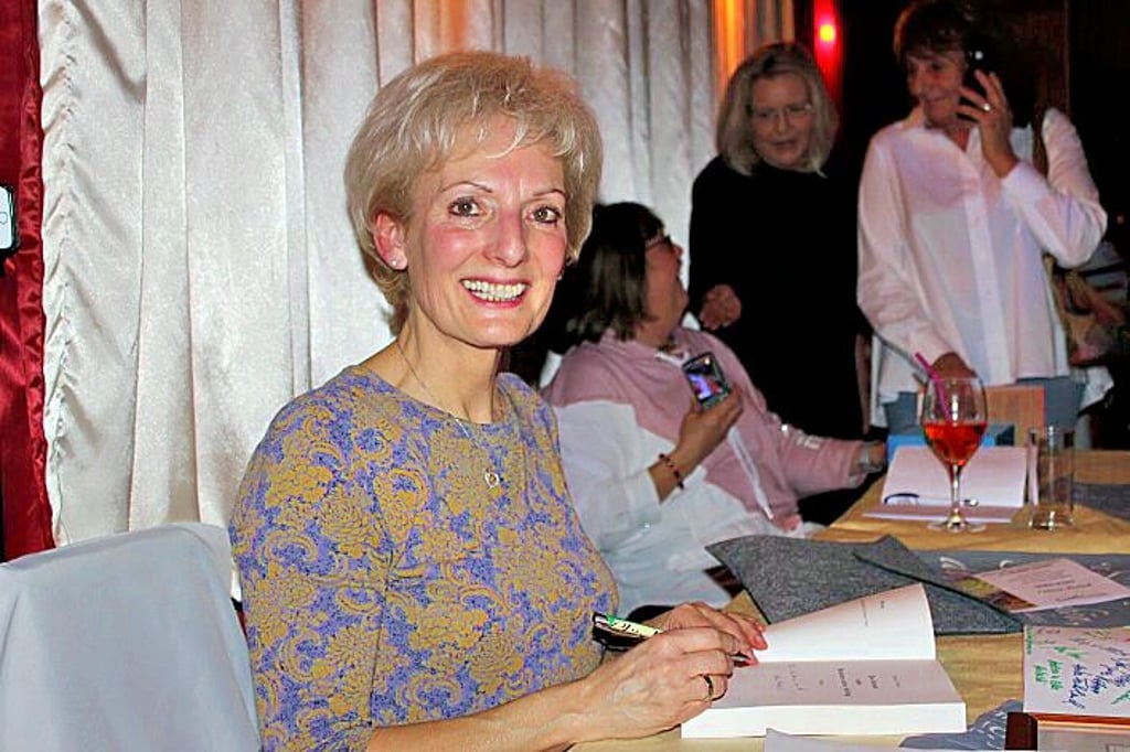 Patricia Dietrich signiert.