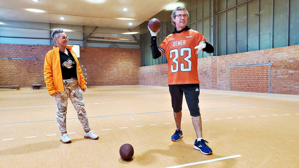 Jetzt noch in der Klädener Turnhalle, am Donnerstag, 16. November, vor der Kamera: Karsten Werner nimmt die „Football-Challenge“ von Joey Kelly an.