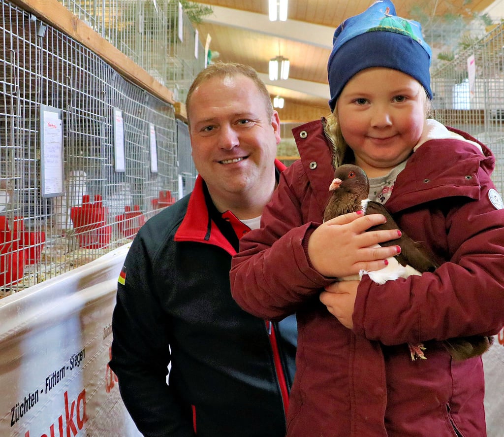 Hanna ist mit fünf Jahren die jüngste Züchterin in der Gemeinschaft. Vorsitzender Robert Kühn freut sich über das große Interesse des Mädchens.