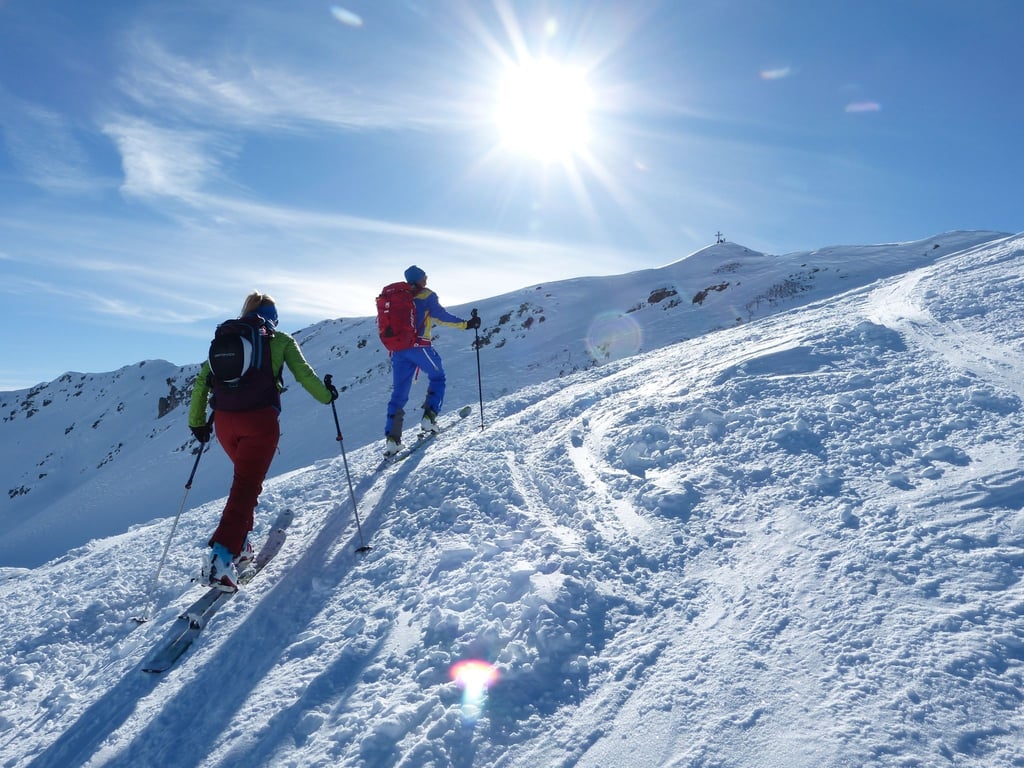 Erhöhtes Risiko zum Saisonstart: Skitourengeher bleiben besser auf den Pisten.