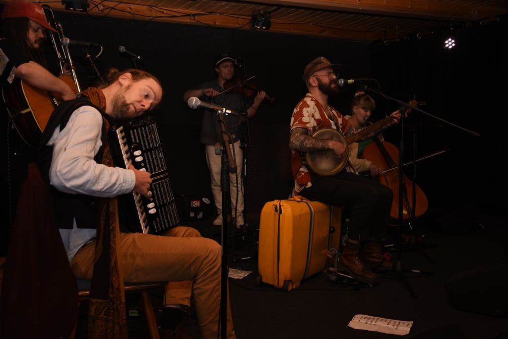 Slack-Bird-Frontmann Dave Klas hatte auf einem Koffer Platz genommen.