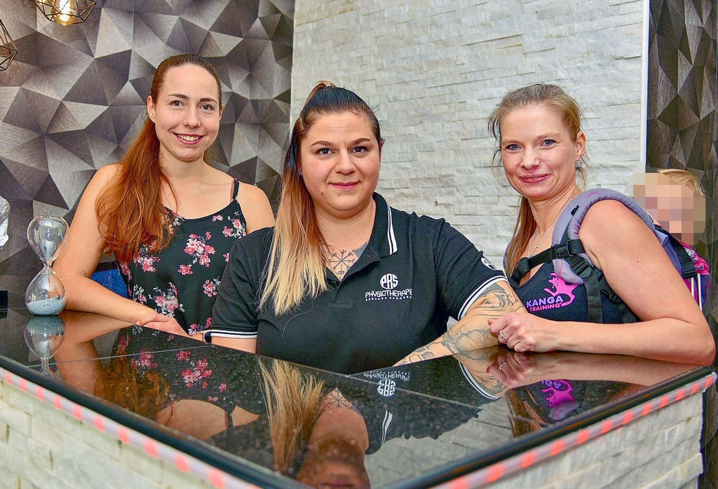 Physiotherapeutin Rebecca Sandberg (Mitte) hat mit Hebamme Josie Hofmann (links) und Kanga-Trainerin Katrin Gäbe eine Physiotherapiepraxis in Latdorf eröffnet.
