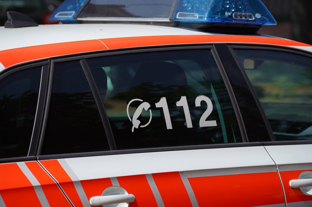 Rettungskräfte waren am Mittwoch nach dem Fund eines hilflosen Mannes am Riebeckplatz in Halle im Einsatz. Sie konnten nur noch einen Tod feststellen.