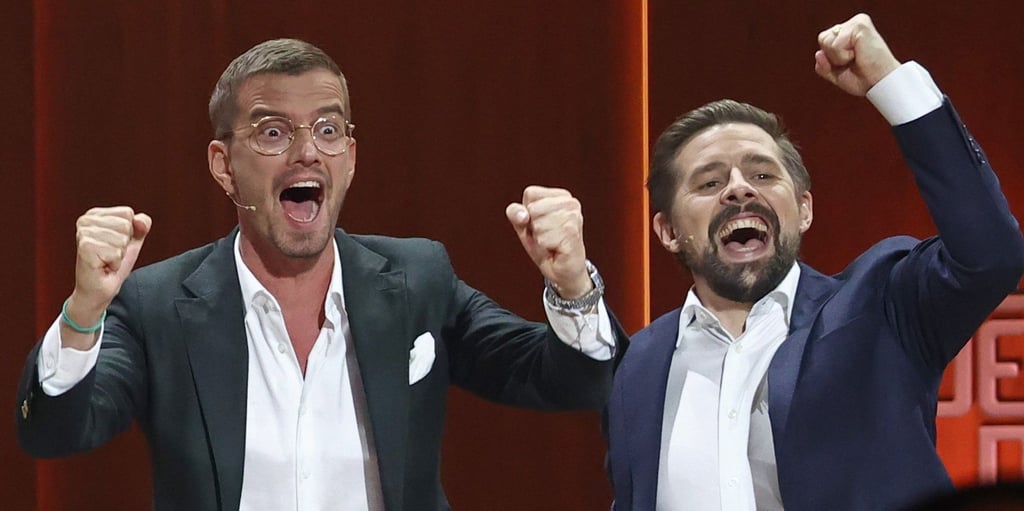 Joko Winterscheidt (l) und Klaas Heufer-Umlauf jubeln.