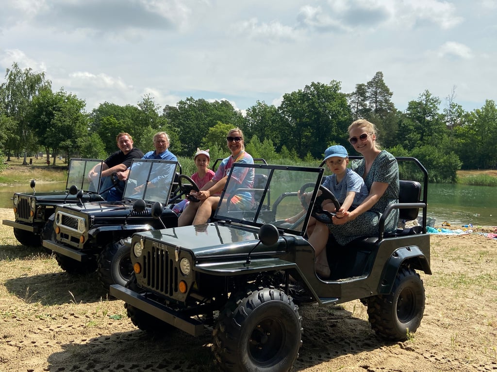 Eine der neuesten Attraktionen im Ferienpark Plötzky: Mini-Jeeps. Doch für die Zukunft ist noch mehr geplant: Das Unternehmen will wachsen - auch flächenmäßig.
