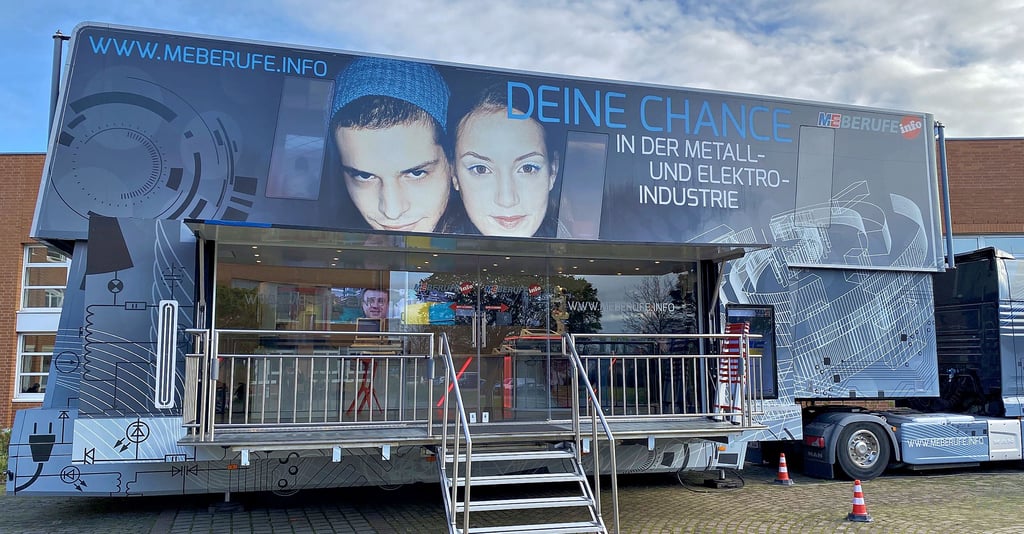Der Infotruck informiert über die Metall- und Elektro-Industrie. Insgesamt zehn solcher Fahrzeuge sind in Deutschland unterwegs.