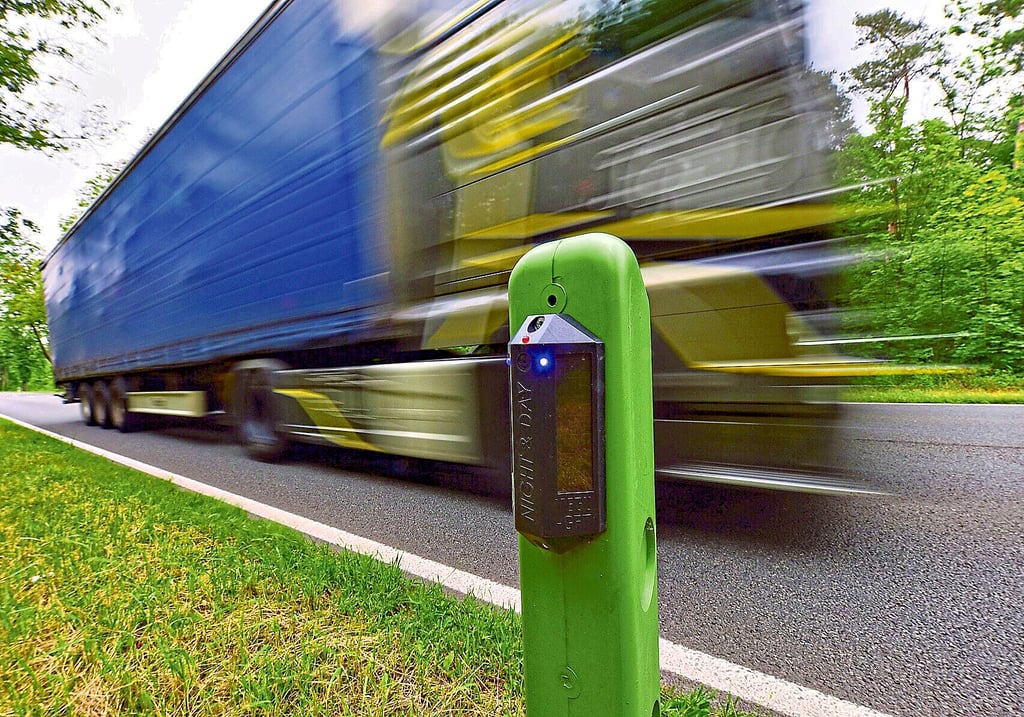 Die Wildwarner wurden an grüne Pfosten geschraubt. Der hersteller empfielt aber den Anbau an die normalen Leitpfosten. Nicht der einzige Grund warum die inzwischen abgebaute Anlage nicht funktionierte, sagt der Hersteller.