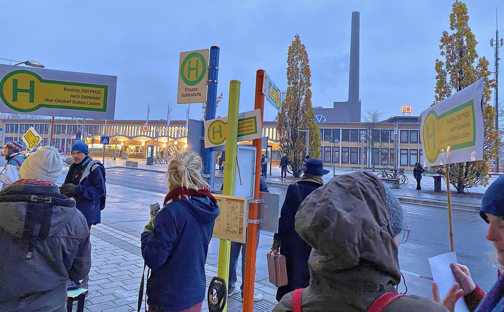 Weil der Abfahrtsort der Buslinie 300 in die Altmark am Wolfsburger Hauptbahnhof nicht ausreichend beschildert ist, brachten etwa 40 Siebenlindener am Montag im Rahmen einer Verkehrswende-Aktion provisorische Haltestellenschilder an.