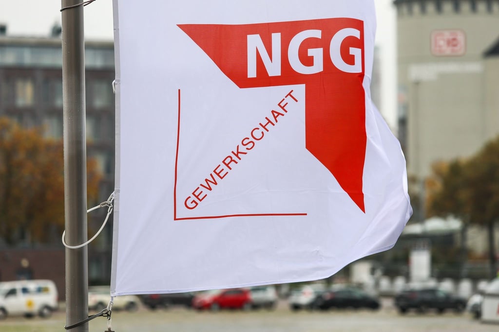 Eine Fahne mit dem Logo der Gewerkschaft Nahrung-Genuss-Gaststätten NGG.