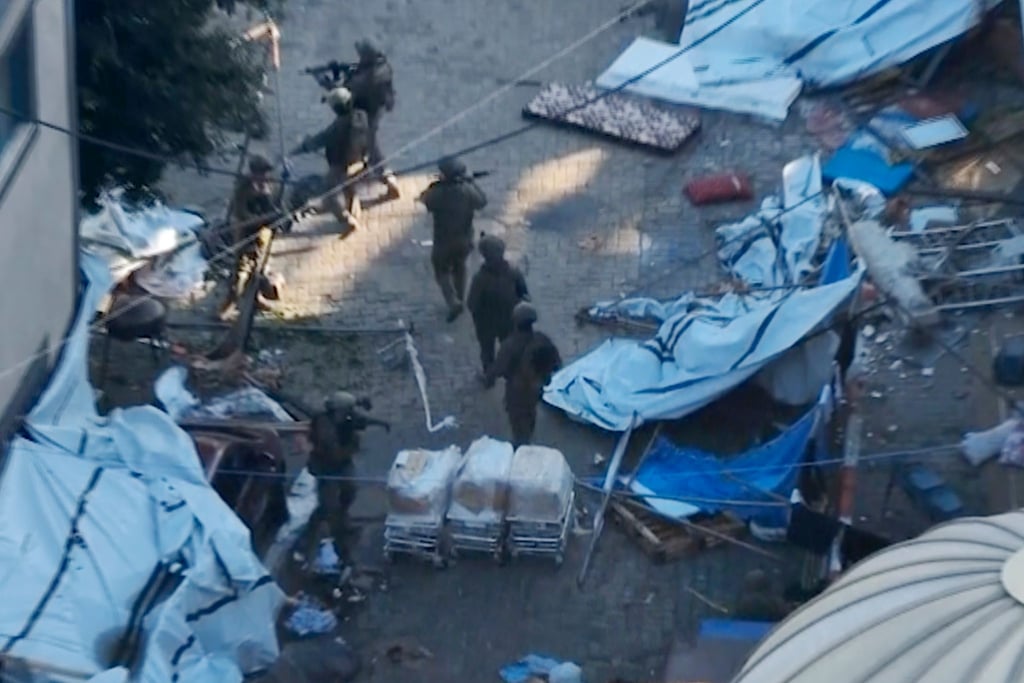Bild aus einem von den israelischen Verteidigungskräften veröffentlichten Video gehen israelische Soldaten in der Nähe des Schifa-Krankenhauses in Gaza-Stadt.
