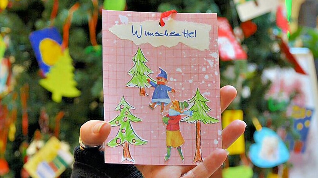 In den Halberstädter Rathauspassagen wird ein Weihnachtswunschbaum aufgestellt.