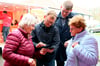 Brigitte Dinger (links) und Freundin Gisela Zill lassen sich von Hendrik Zweimann und Chefredakteur Nils Kawig (hinten) das Lesen der Zeitung am Tablet erklären. 