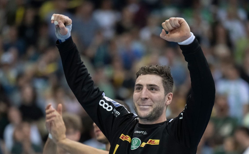 Leipzigs Torhüter Domenico Ebner zeigt beim Heimsieg gegen Stuttgart eine überragende Leistung.