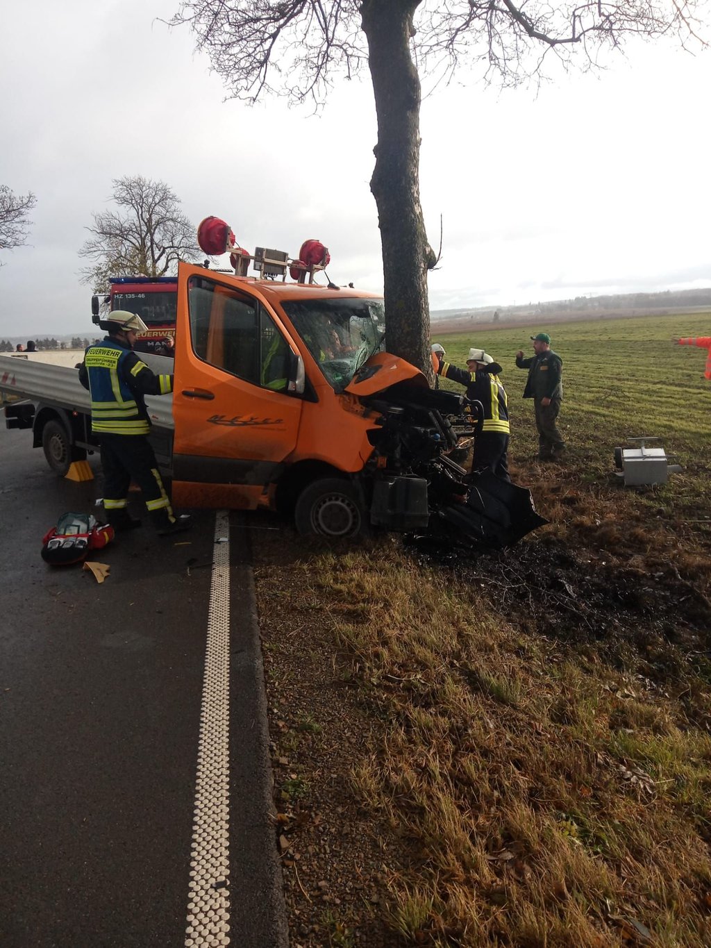 Feuerwehrleute mussten auf der Bundesstraße 242 einen eingeklemmten Transporter-Fahrer befreien. Der Mann verletzte sich schwer. Foto: